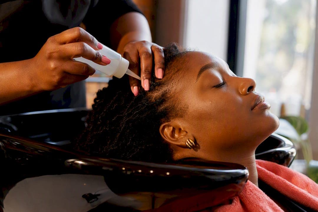 Keep Soft Locs Neat 4–6 Weeks: Stylist Vetted Scalp First Routine